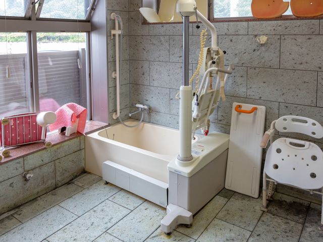 介護用浴室の設備 浴室 援助に適した浴室です。手すりや椅子も整い、快適にご利用いただけます。