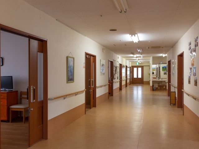 廊下と開かれたドア 廊下 清潔感のあふれる広々とした廊下が、心地よい動線をつくっています。壁には絵が飾られ、明るく穏やかな雰囲気です。