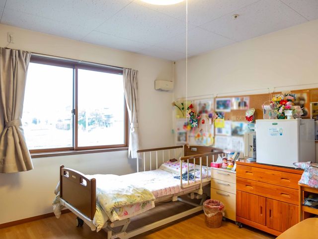 明るく居心地の良い居室 居室 広々とした窓から光が差し込む快適な居室です。個人の趣味や思い出が感じられる空間が、皆さんをお待ちしています。