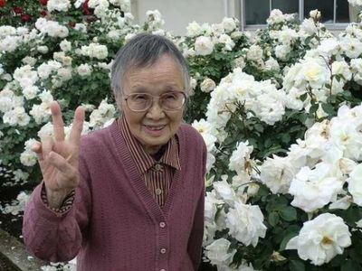 笑顔のおばあさんと花