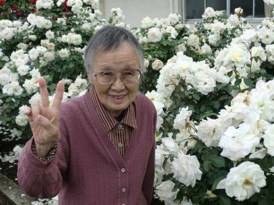 笑顔のおばあさんと花