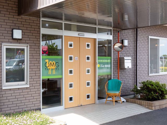 建物のコンパクトなエントランス 玄関 清潔感のあるエントランスは、訪れる人を暖かく迎え入れます。スタッフの顔が見える設計になっており、安心してご就業いただけます。