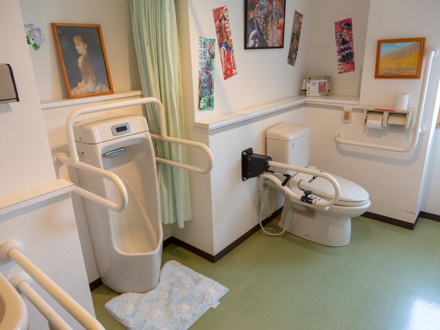 バリアフリートイレ設備 トイレ 手すりが整った清潔なトイレ空間です。すべての方が安心してご利用いただけるよう配慮が行き届いています。