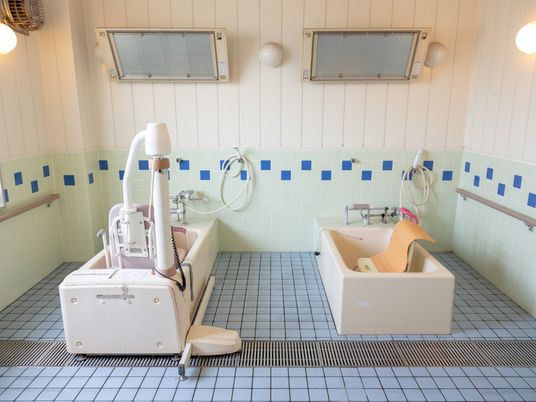 清潔な介護用浴室
