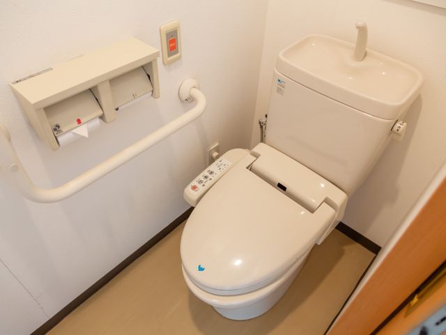 バリアフリートイレ設備 トイレ 安全を考えた設計の洋式トイレです。手すりがあり、安心してご利用いただける環境が整っています。
