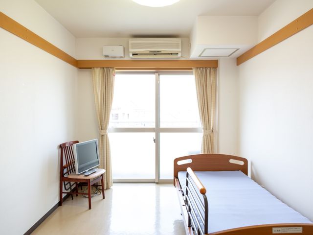 明るい居室のイメージ 居室 ゆったりとした空間の個室で、日差しが差し込む窓と必要な備品が整い、快適な毎日を送れる環境です。