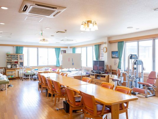 機能訓練機器のある食堂