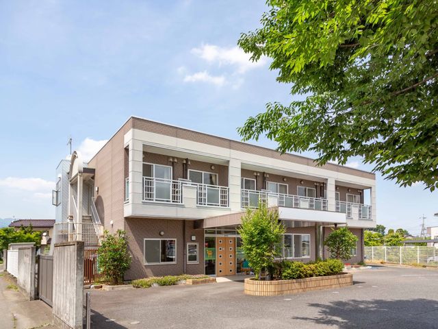 明るく開放的な外観 外観 開放感のあふれる建物で、新緑が映える落ち着いた環境です。ゆとりを感じる作業環境があなたを待っています。
