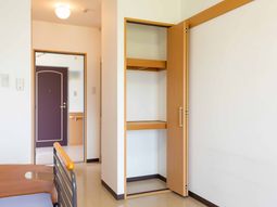居室の一角と入口
