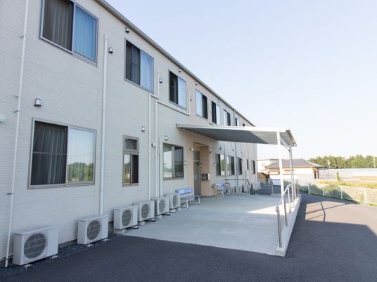 白壁の建物の外観