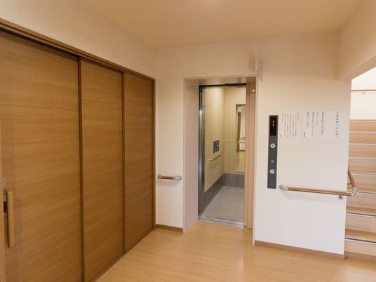 廊下とエレベーターの様子