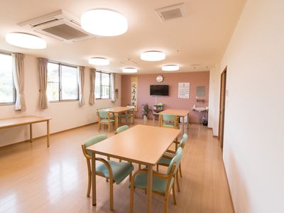 広々とした明るい食堂