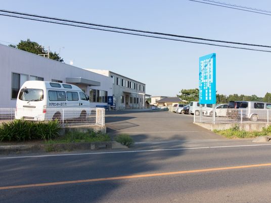 建物前の広い駐車場