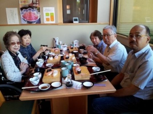 共用ダイニングでの食事風景