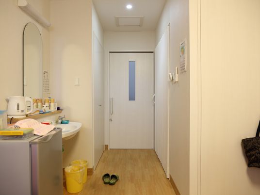居室の廊下と洗面台