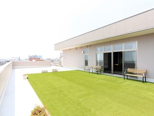 緑の人工芝のテラス