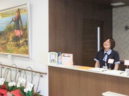 笑顔のスタッフと受付カウンター