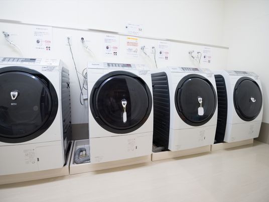 洗濯機が並ぶ部屋