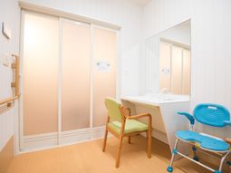 洗面所と手すり付き廊下