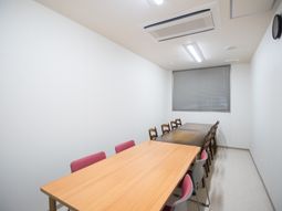 会議室のテーブルと椅子