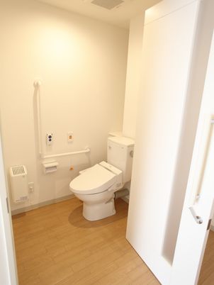 手すり付きのトイレ空間