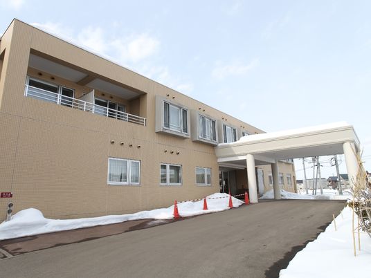 冬の日のある施設外観