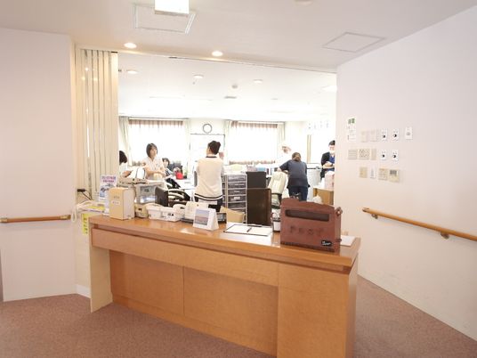 スタッフが作業するカウンター