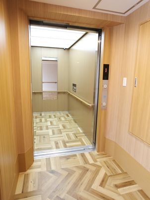 床のパターンが特徴的なエレベーター