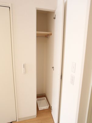 シンプルなクローゼット空間