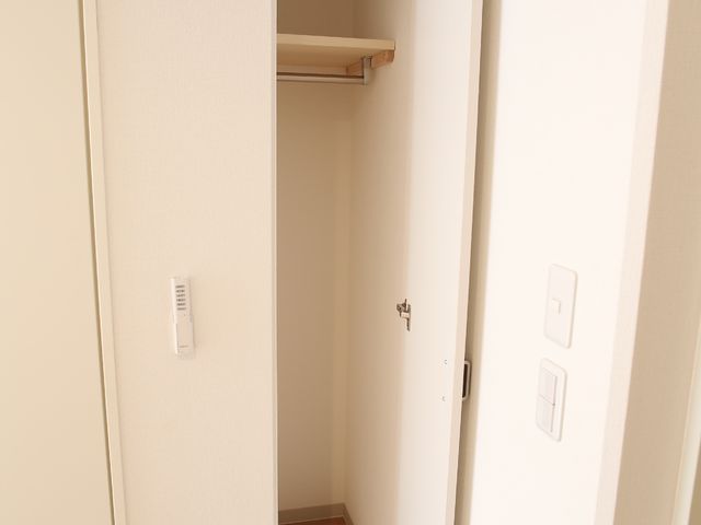 シンプルなクローゼット空間 収納クローゼット 開けやすいドアで設計された収納スペース。日々の暮らしに必要な物品を整理して保管できます。