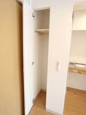 シンプルなクローゼット空間
