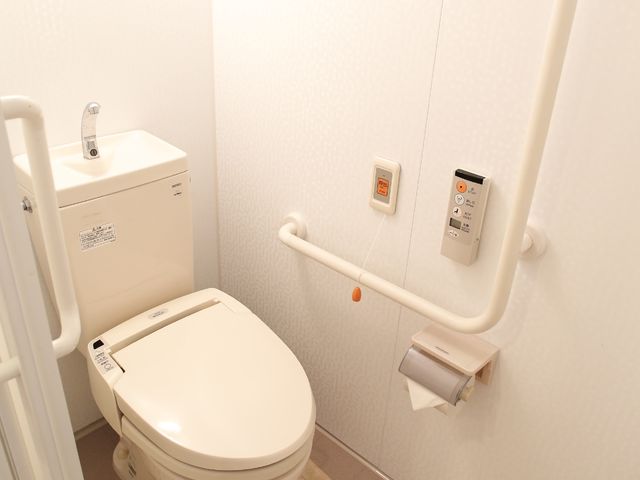 バリアフリー対応トイレ 洋式トイレ 手すり付きで安全性を考慮したトイレ空間です。便座には暖房機能が付いており、寒い日も快適です。