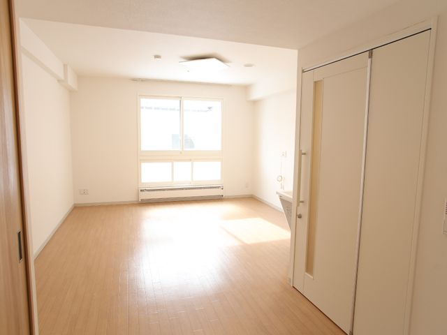 明るい広々とした居室 明るい室内 採光豊かな居室です。広々とした空間をお好みでアレンジいただけ、快適な日々を過ごすことができます。