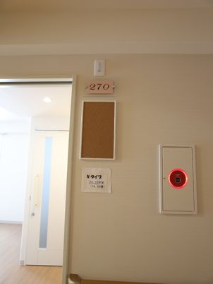 居室のドアと案内板