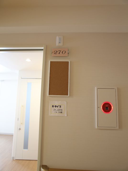 居室のドアと案内板