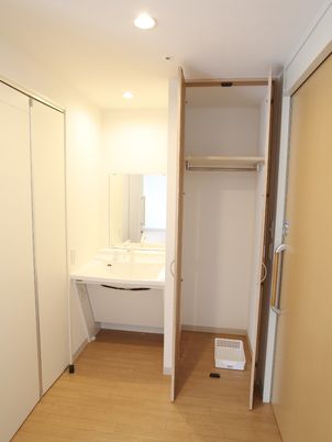 洗面台付居室の入口