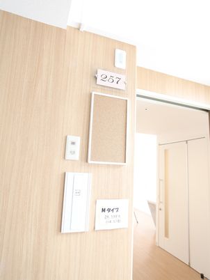 居室番号表示の壁面