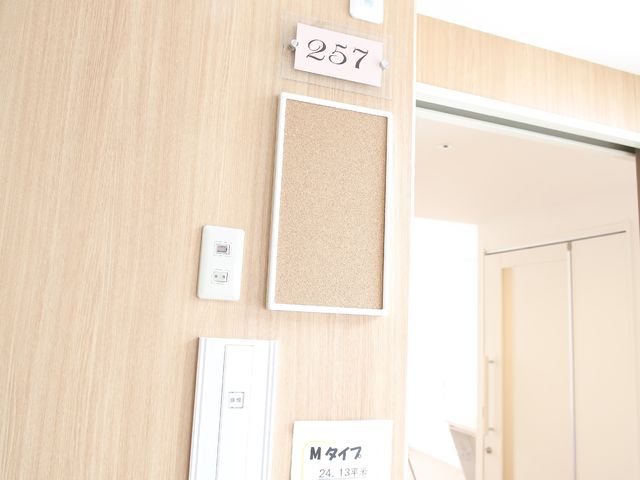 居室番号表示の壁面 居室の入り口 番号が記された壁面は、居室を見分けやすくしており、働く上での利便性も考慮されています。