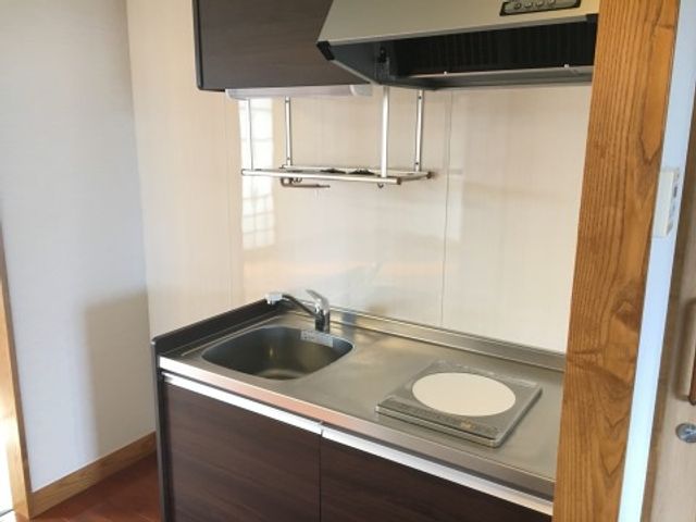 清潔な独立キッチン設備 キッチン シンプルで使いやすいキッチンが整っており、日々の料理を快適に行えます。