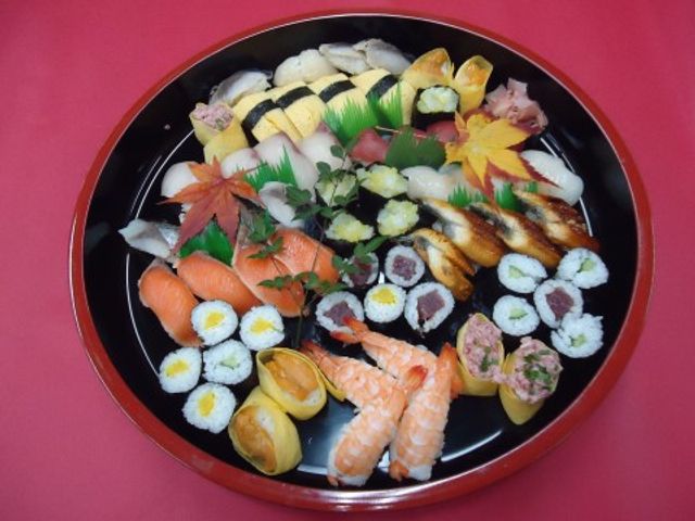 色鮮やかな盛り合わせ料理 お寿司 栄養バランスを考慮した美しい料理です。見た目にも豊かで、毎食の時間を楽しみにされることでしょう。