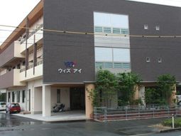 清潔感のある建物エントランス