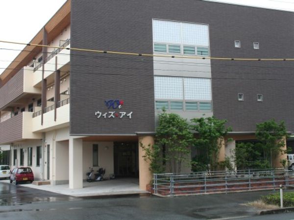 清潔感のある建物エントランス