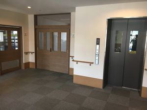 廊下とエレベーターの風景
