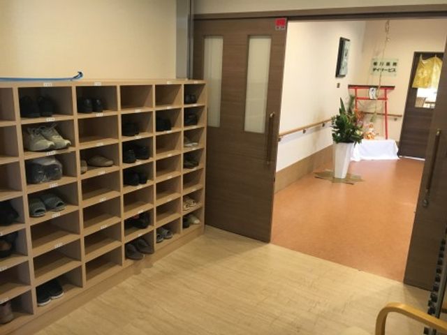 エントランスの玄関と靴箱 玄関ホール ゆったりとしたエントランスには、訪れる方々の靴が収納できる広い靴箱が設置してあり、明るく温かみのある雰囲気を迎える空間です。