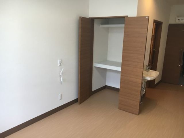 洗面台付き居室の一角 居室 居室に備え付けられた洗面台は、日常生活に必要な機能を備え、清潔感が感じられる空間です。明るく落ち着いた雰囲気で、快適にお過ごしいただけます。