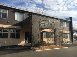 施設のモダンな外観