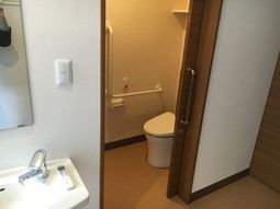 洗面台とトイレのある空間
