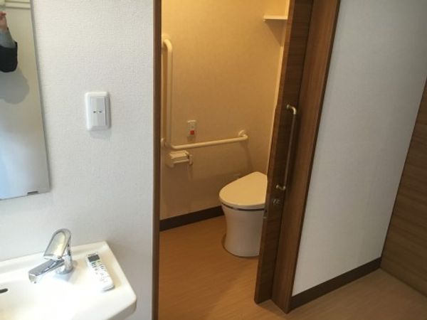 洗面台とトイレのある空間