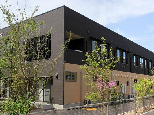 緑に囲まれた建物外観  