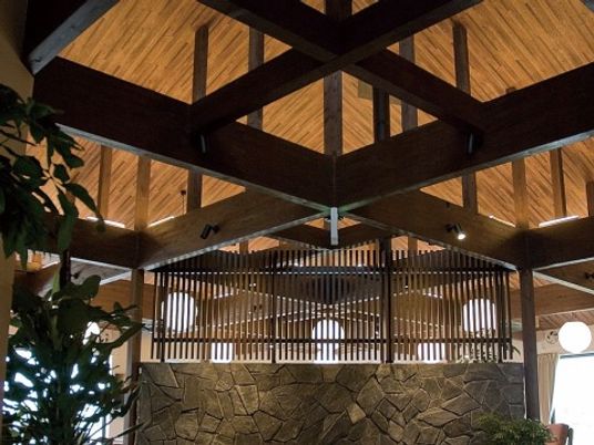 天井の仕上げには木が使われ、大きな化粧梁が和風の雰囲気を作り出している。天井が高く開放的な空間である。